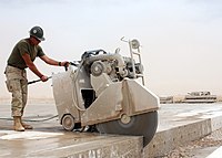 콘크리트 톱을 사용하고 있는 미 해군 건설대대. 2005년 이라크 알 아사드