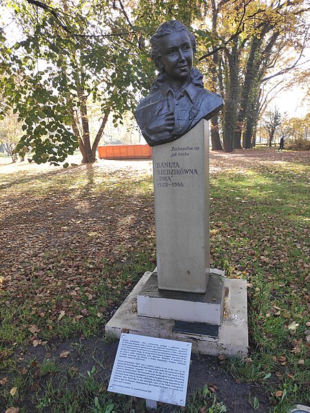 File:Danuta Siedzikówna "Inka", Jordan Park, Kraków.jpg