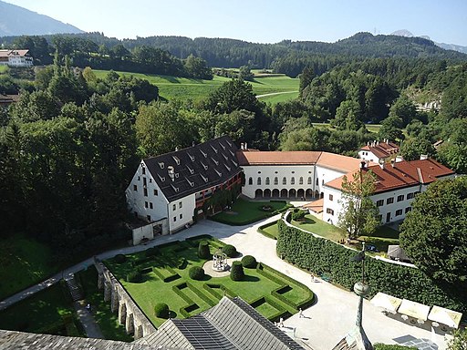Schloss Ambras (Innsbruck): Blick vom Hochschloss südwestwärts auf das Unterschloss
