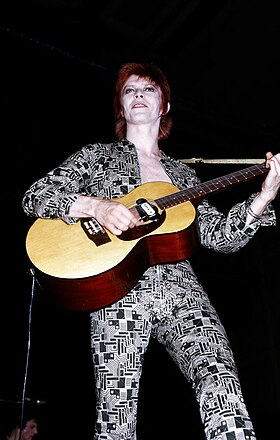 David Bowie 1972 auf der Bühne.