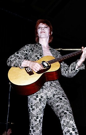 David Bowie no palco em 1972.