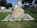 An den früheren Tingplatz der Riesebyharde in Rieseby erinnert heute ein Straßenname und Gedenkstein (Dingstock, dän. Tingstok).