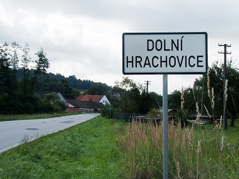 File:Dolní Hrachovice - začátek obce.jpg