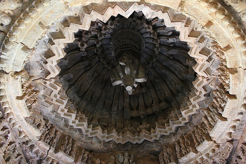 File:Domical ceiling art in Amrutesvara temple at Amruthapura 5.JPG