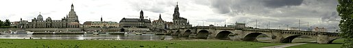 Orașul vechi din Dresda și Podul Augustus.  Panorama din 14 fotografii.