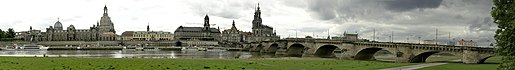 Casco antiguo de Dresde y Puente de Augusto.  Panorama de 14 disparos.