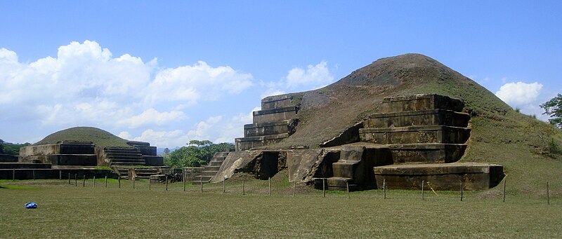 File:ES SanAndres 06 2011 Panorama Estructura 1 y 2 La Acropolis 2194.jpg