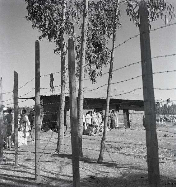 File:ETH-BIB-Abessinisches Gefängnis, mit Stacheldraht umzäunt-Abessinienflug 1934-LBS MH02-22-0585.tif