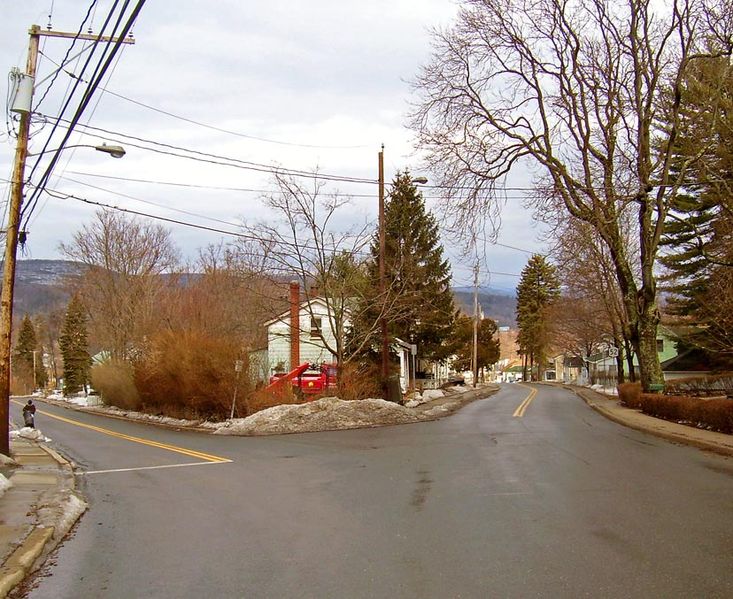 File:East end Ellenville NY 52 split.jpg