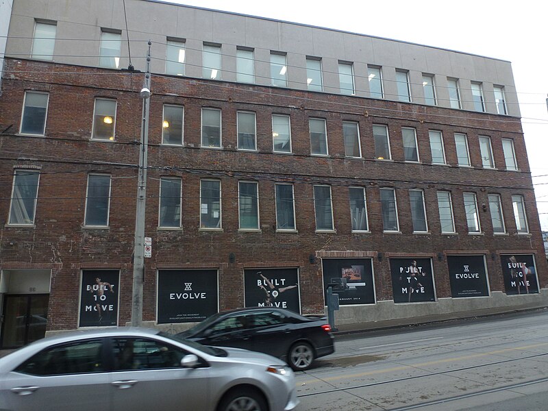 File:East facade of buildings on Parliament between King and Adelaide, 2013 01 31 (14).JPG - panoramio.jpg