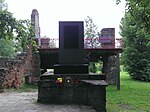 Памятник-руина («Эхо войны»): полуразрушенная в годы войны кирпичная стена здания, где установлена памятная доска