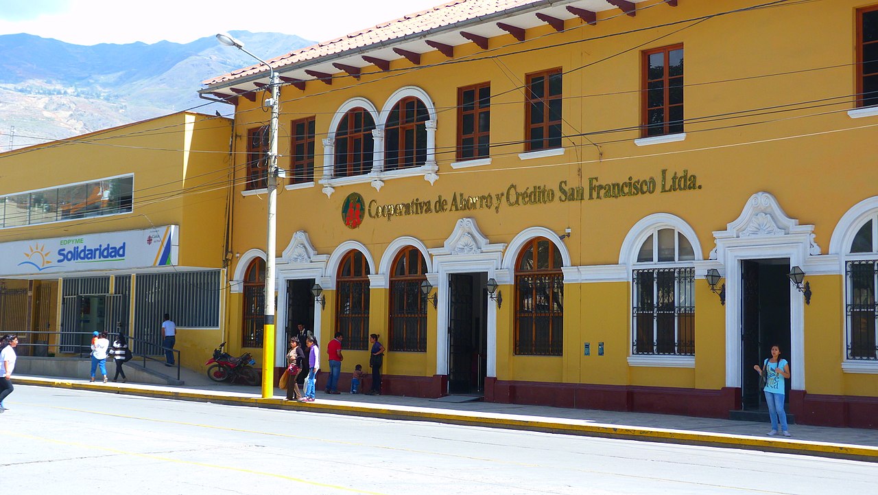 File Edificio De La Plaza De Armas De Huanuco Jpg Wikimedia Commons