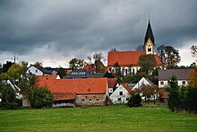 Blick auf den Ortskern von Ehekirchen mit der Pfarrkirche St. Stephan