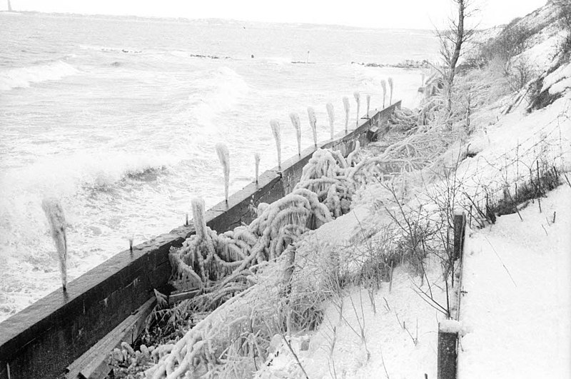 File:Eis und Wasser steht bis ans die Steilufer bei Schilksee (Kiel 42.501).jpg