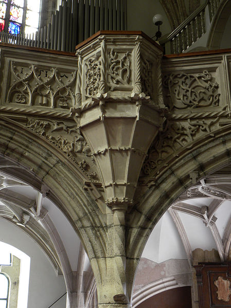 File:Eisenerz - Wehrkirche hl Oswald - Detail der Empore mit der rechten Kanzel.jpg