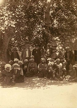 Ekvtime Takaişvili ve rahip İpolite, Othta/Dört Kilise (Tekkale) köyü sakinleriyle, 1917.