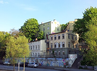 So kommt man zu Elbtreppenhäuser mit den Öffentlichen - Mehr zum Ort Hier