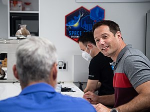 Thomas Pesquet avec les astronautes allemand et américain Matthias Maurer (en noir) et Mark T. Vande Hei (en bleu) goûtant de la nourriture qu'ils auront à bord de la Station spatiale internationale (2020).