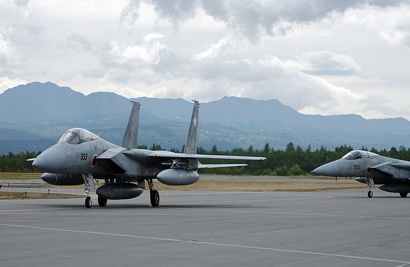 File:F-15J (933 & 925) from 204 Sqn and 305 Sqn taxi in at Elmendorf Air Force Base, -21 Jul. 2004 a.jpg
