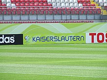 [1] Werbebande vor einer Stadiontribüne