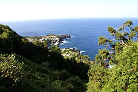 Norte Grande sivil mahallesinde São Jorge'nin kuzey kıyısı boyunca Fajã do Ouvidor'a Vista