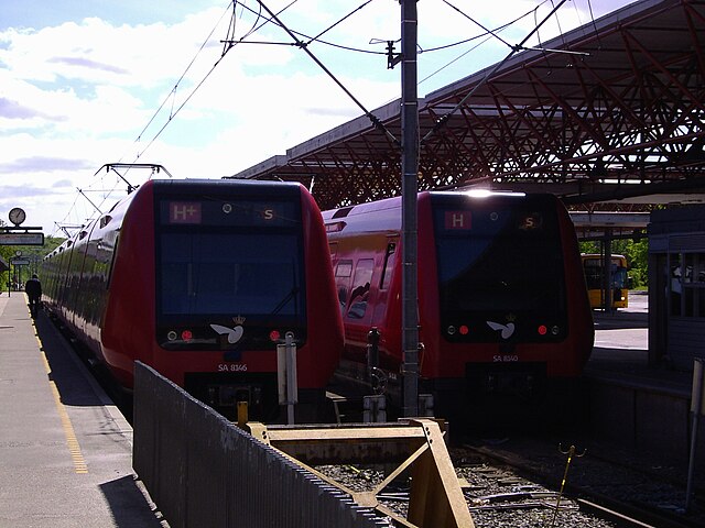 H and H+ service trains at Farum in 2007.