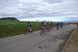 Skjelmose derrière le champion des USA, entouré de son équipe.