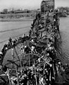Im Koreakrieg 1951: Flüchtlinge aus Pjöngjang versuchen, über diese zerstörte Brücke zu gelangen.