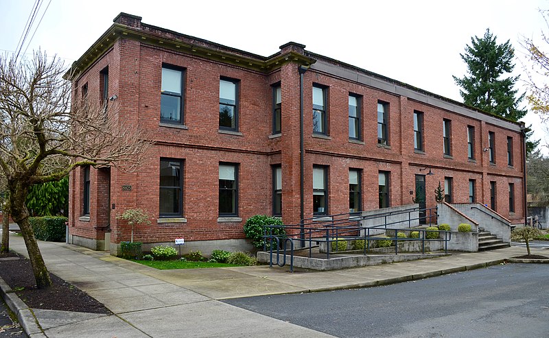 File:Former PRL&P Sellwood Division Carbarn Office and Clubhouse north facade (2016).jpg
