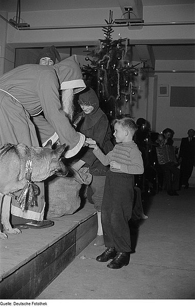 File:Fotothek df roe-neg 0006395 008 Blick auf die Bühne mit Weihnachtsmann, ein Gesc.jpg