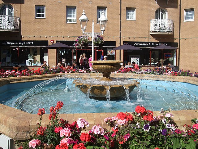 Image: Fountain at Brighton Marina   geograph.org.uk   3090979