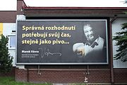 Čeština: Billboard s Markem Vávrou visící ve Frýdlantě.