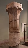 Fragmente ale unei coloane palmiforme; 2353-2323 î.Hr.; granit; diametru sub sforile gâtului: 80,85 cm; Muzeul Metropolitan de Artă (New York)