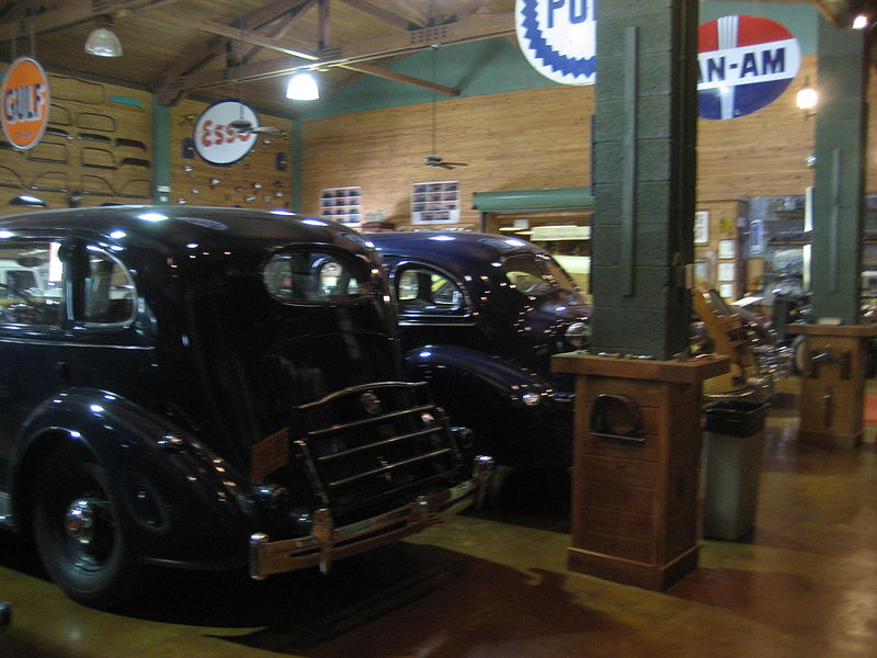 File:FtLauderdaleAntiqueCarMusuemAug08EssoPanAmBoots.jpg