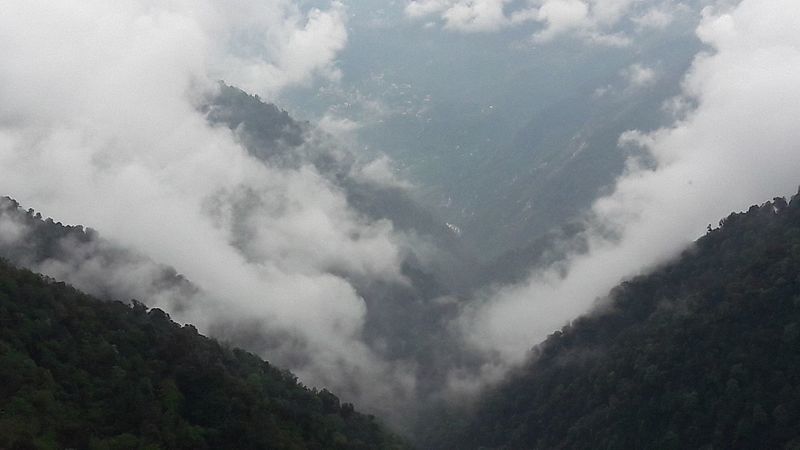 File:Gangtok- Clouds below city.jpg