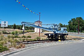 Wagon-grue ferroviaire de 1924 et château d'eau.