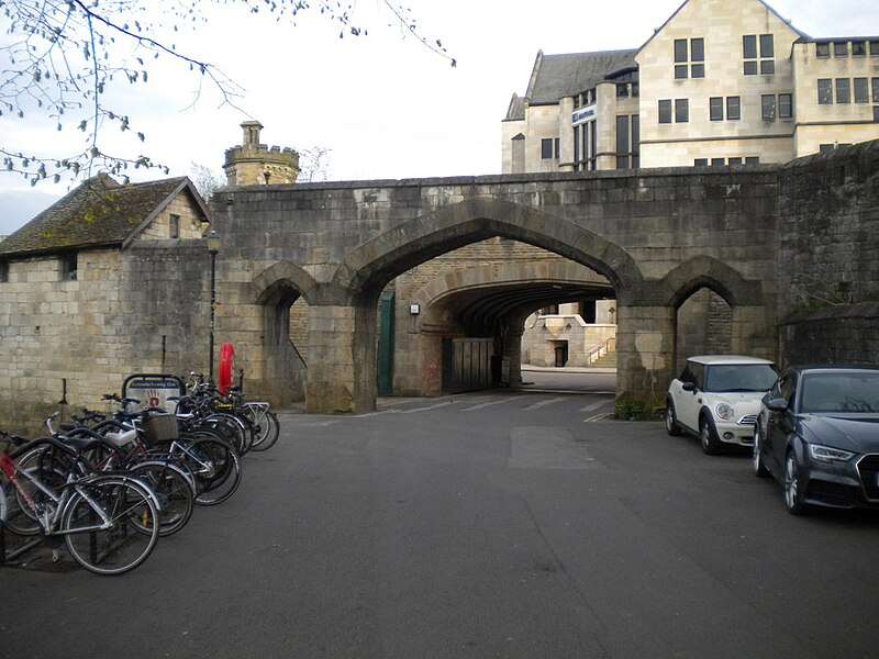 File:Gateway through city wall, Wellington Row, York - geograph.org.uk - 5435339.jpg