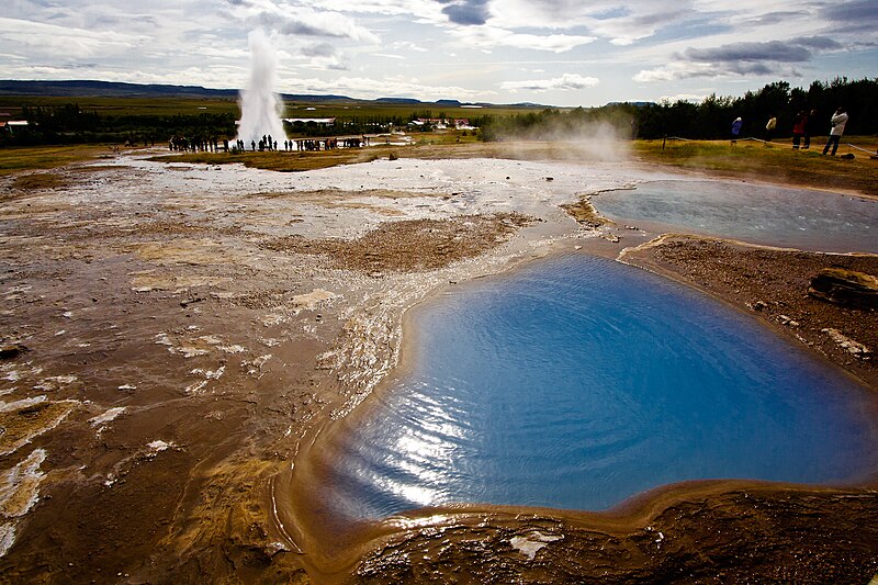 File:Geysers in Iceland - 2009-08-21.jpg