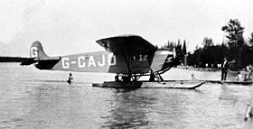 Un G-CAJD registrado por Fokker Universal, equipado con flotadores y utilizado por la compañía canadiense Western Canada Airways, fotografiado alrededor de 1928.