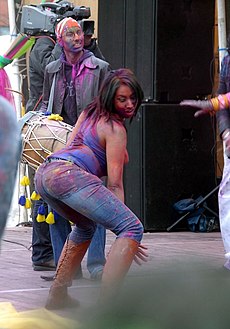 Girl dancing Holi feest 2008.jpg