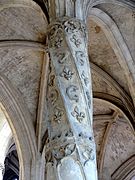 La colonna dei delfini (inizio del XVI secolo) della Collegiata di Saint-Gervais-Saint-Protais de Gisors).