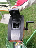 Crank type golf ball washer Golfball waschmaschine 20060521a.jpg