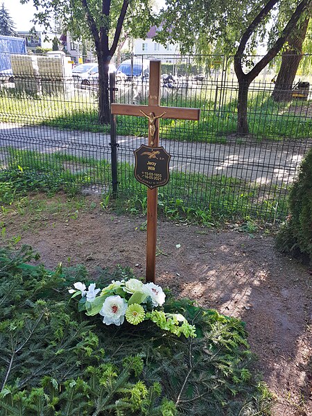 File:Grób posła na Sejm RP Jerzego Wilka na cmentarzu komunalnym Agrykola (czerwiec 2021).jpg