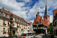 Das Rathaus in Michelstadt (Mitte) und das Touristikbüro (links), Drehorte des Films