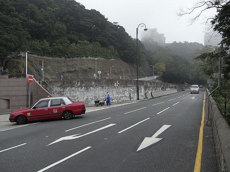 File:HK Peak Galleria 山頂廣場 nearby Peak Road yellow line.JPG