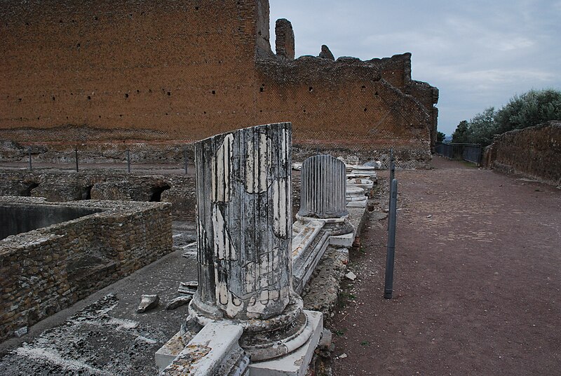 File:Hadrian's villa near Tivoli 265.JPG