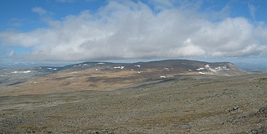 从Ridnitšohkka峰顶看哈尔蒂亚，图片中央往左是Haldičohkka峰顶，中央往右是位于挪威一侧的最高峰顶Ráisduattarháldi。