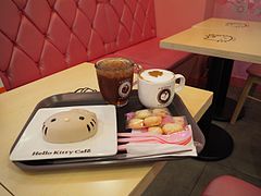 Hello Kitty Cafe (22141113233).jpg