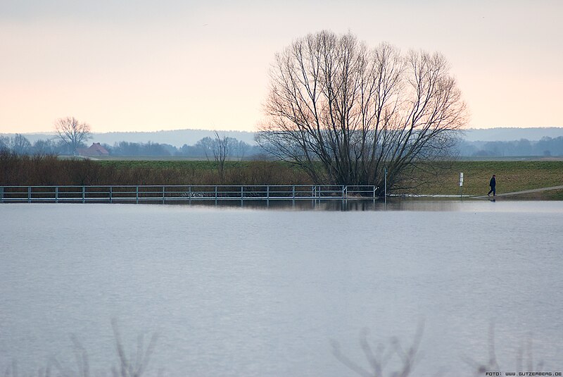 File:Hochwasser Sude Bruecke 2011.jpg