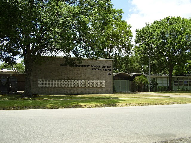 The at-the-time Central Region Office, which later held the Arabic Language Magnet School